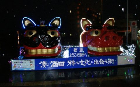 酒田駅前の大獅子のライトアップが始まりました