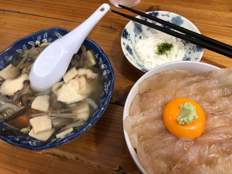 青森県八戸市の飲食店 みなと食堂の平目漬丼とせんべえ汁